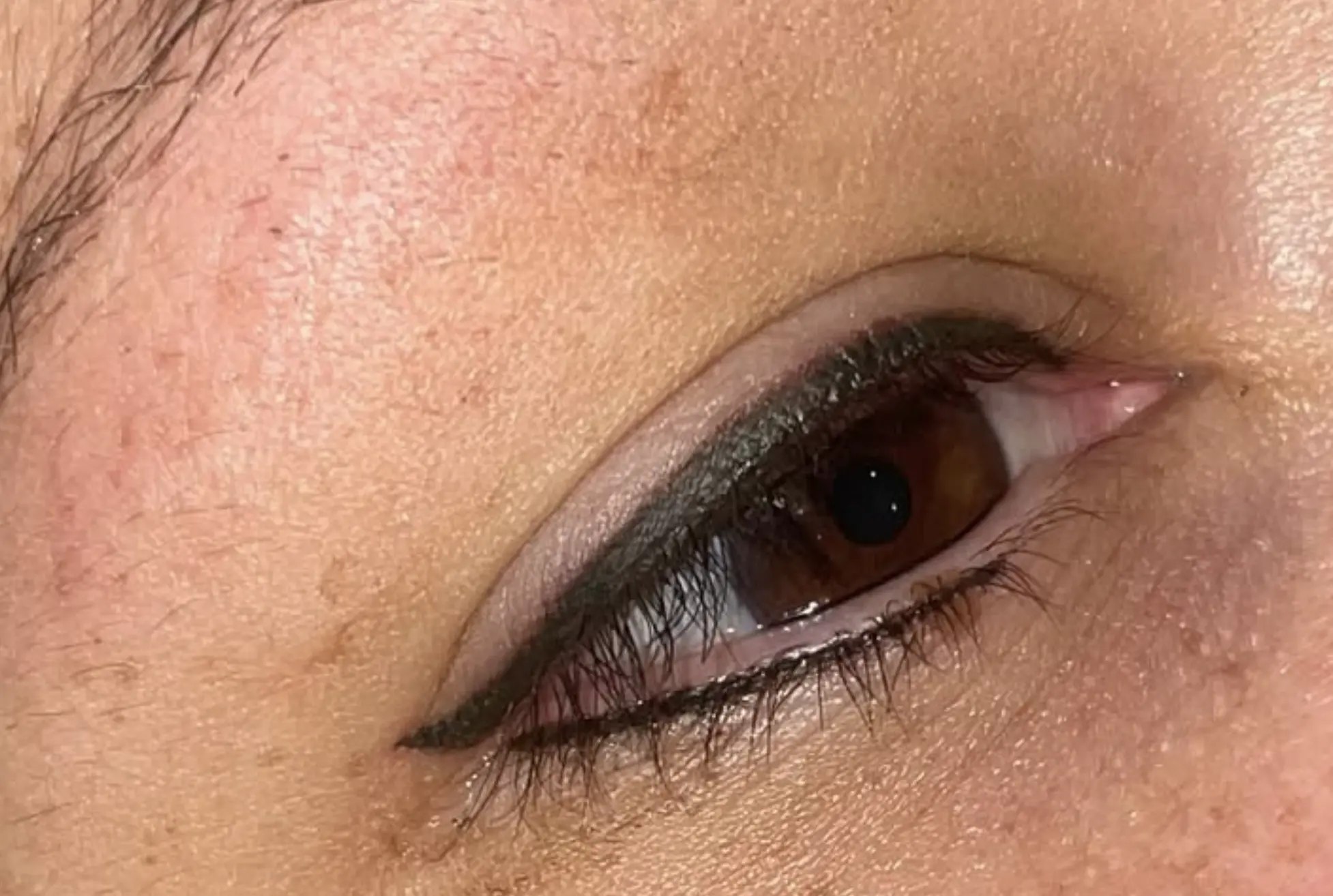 Cosmetic tattoo artist